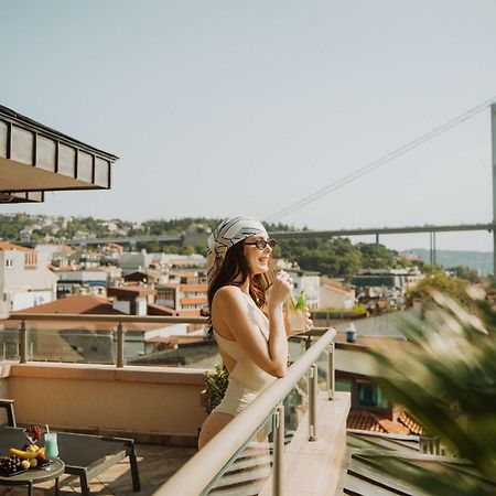 Radisson Blu Bosphorus Hotel Estambul Exterior foto A woman on a balcony
