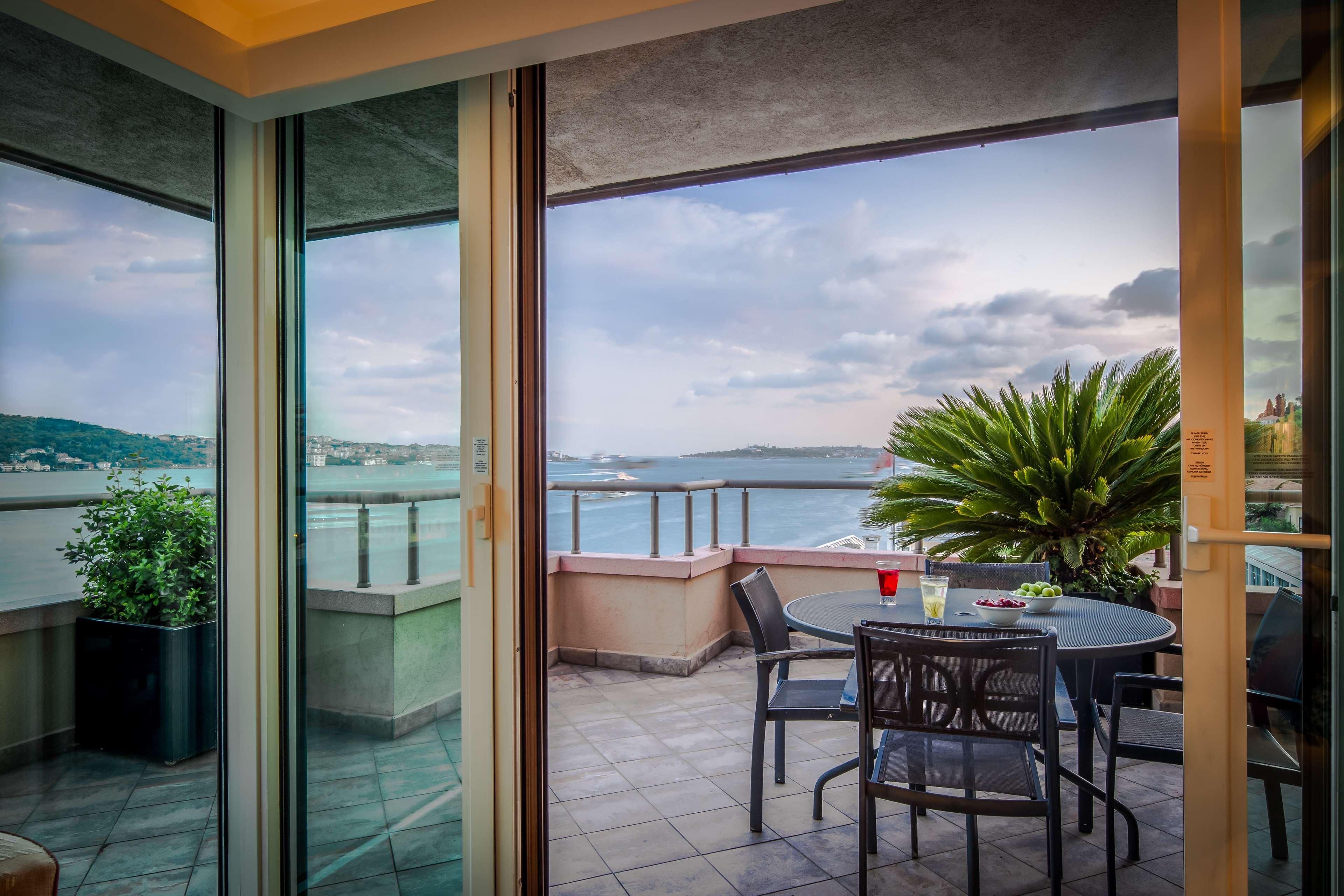 Radisson Blu Bosphorus Hotel Estambul Exterior foto View from the balcony of a suite at the hotel