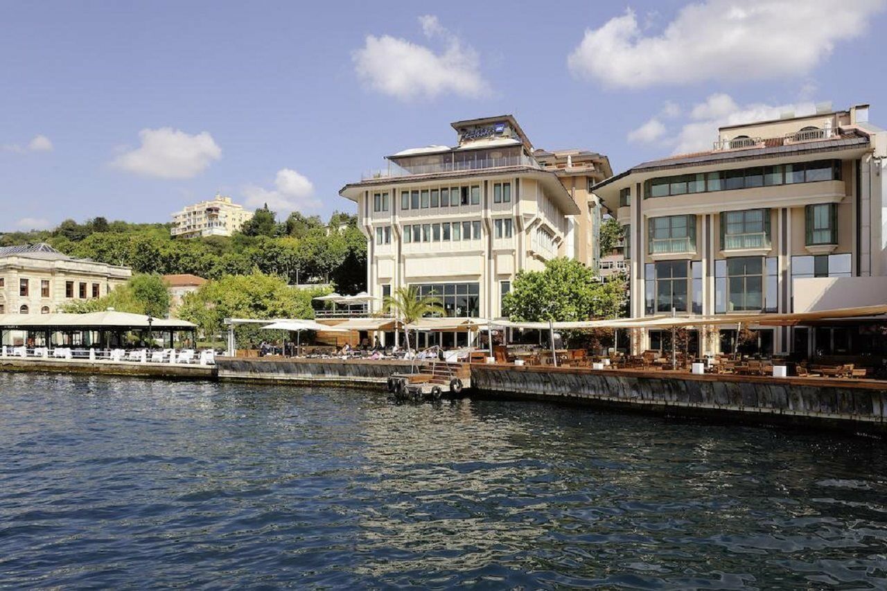 Radisson Blu Bosphorus Hotel Estambul Exterior foto The Four Seasons Hotel in Istanbul